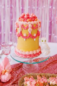 kitschy wedding cake gold and pink